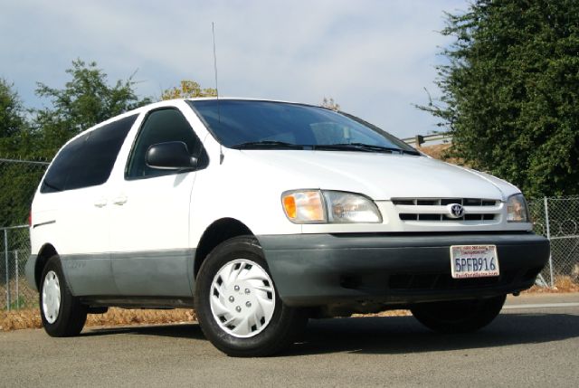 2000 Toyota Sienna Gold Edition