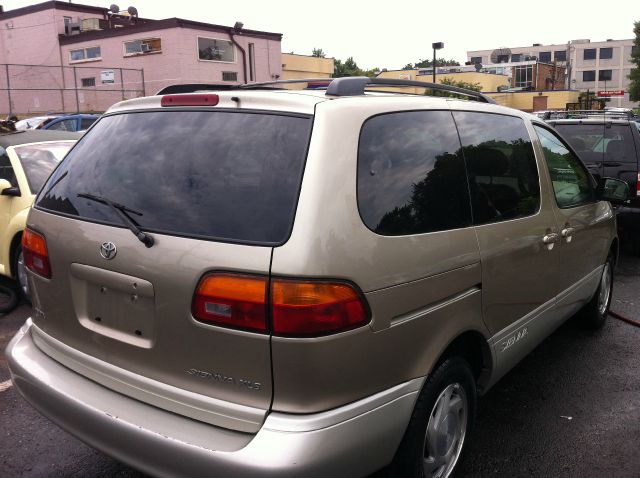 2000 Toyota Sienna LE - 4x2