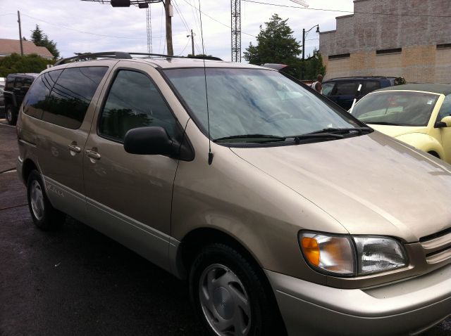 2000 Toyota Sienna LE - 4x2