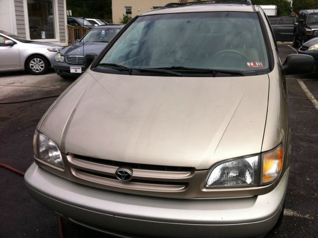 2000 Toyota Sienna LE - 4x2