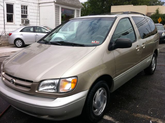 2000 Toyota Sienna LE - 4x2