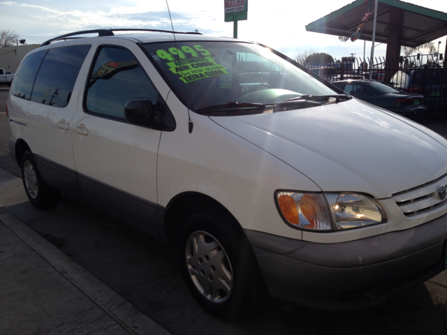 2001 Toyota Sienna SEL Sport Utility 4D