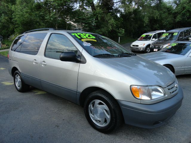 2001 Toyota Sienna SEL Sport Utility 4D