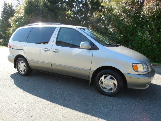 2002 Toyota Sienna SEL Sport Utility 4D