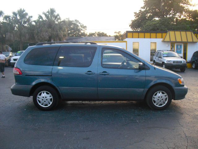 2002 Toyota Sienna SEL Sport Utility 4D