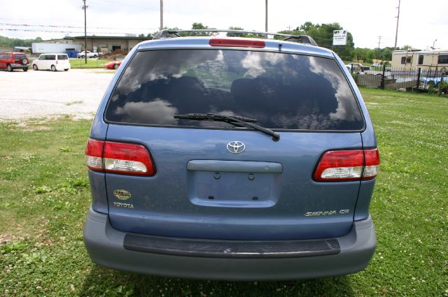 2002 Toyota Sienna SEL Sport Utility 4D