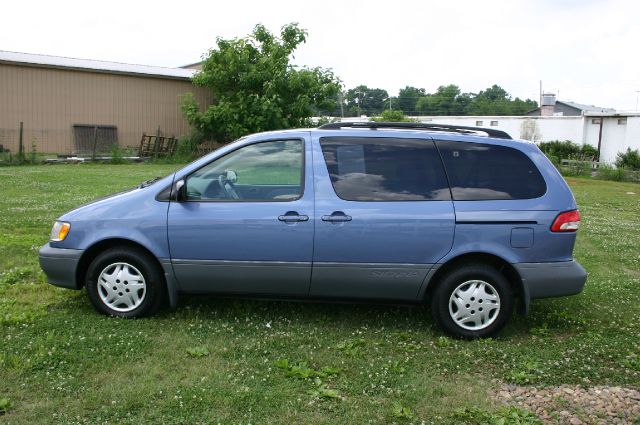 2002 Toyota Sienna SEL Sport Utility 4D