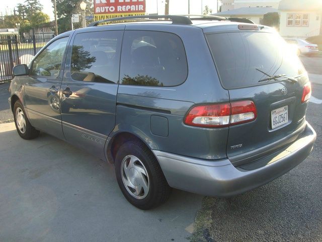 2002 Toyota Sienna SEL Sport Utility 4D