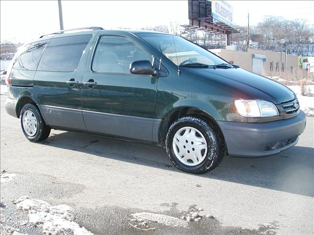 2003 Toyota Sienna X