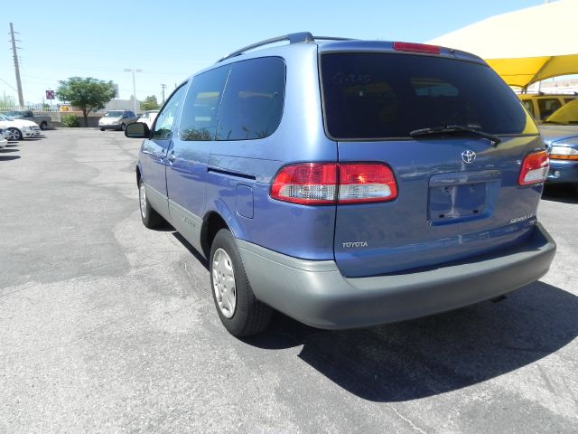 2003 Toyota Sienna X