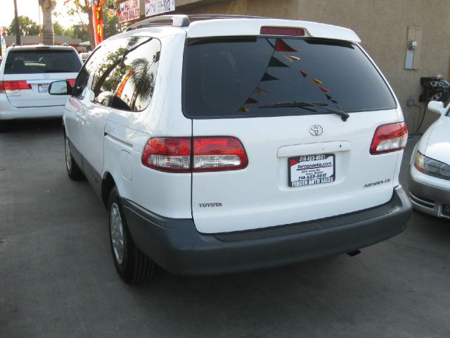 2003 Toyota Sienna SEL Sport Utility 4D