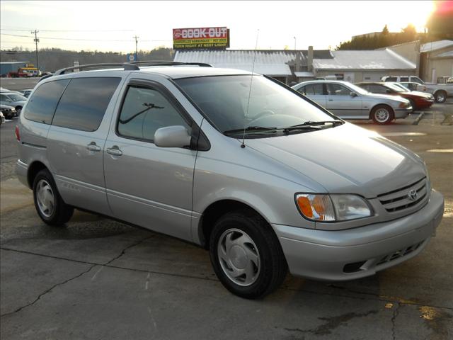 2003 Toyota Sienna SEL Sport Utility 4D