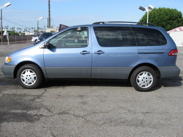 2003 Toyota Sienna SEL Sport Utility 4D