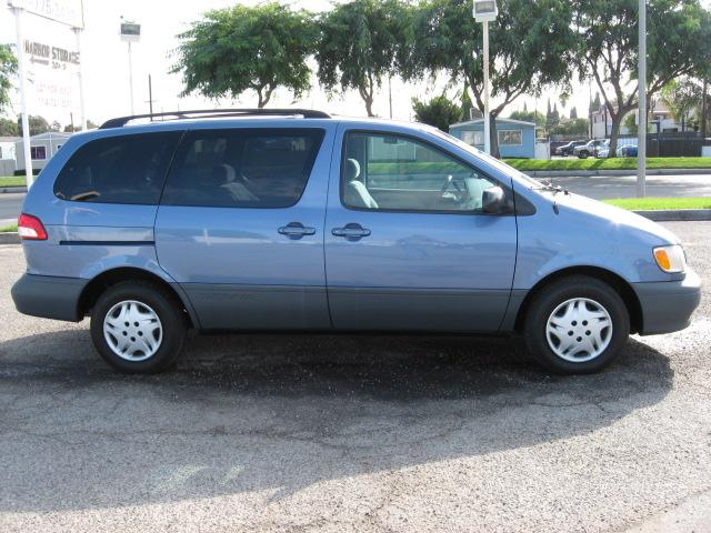 2003 Toyota Sienna SEL Sport Utility 4D