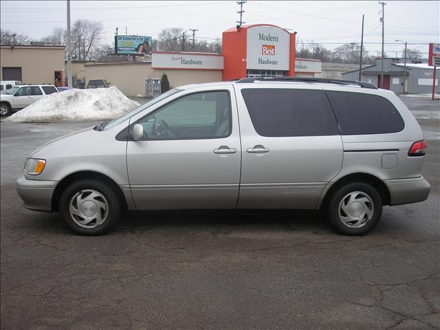 2003 Toyota Sienna SEL Sport Utility 4D