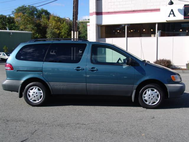 2003 Toyota Sienna SEL Sport Utility 4D