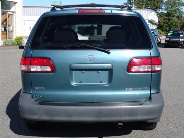 2003 Toyota Sienna SEL Sport Utility 4D