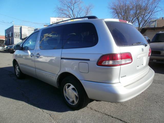 2003 Toyota Sienna X