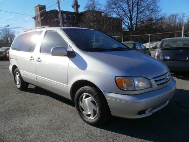 2003 Toyota Sienna X