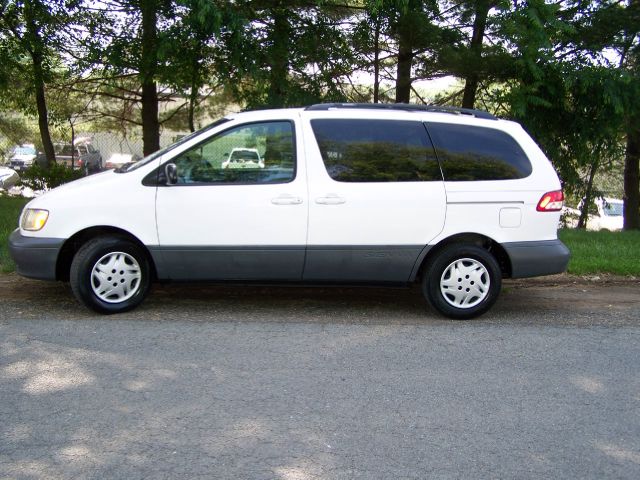 2003 Toyota Sienna X