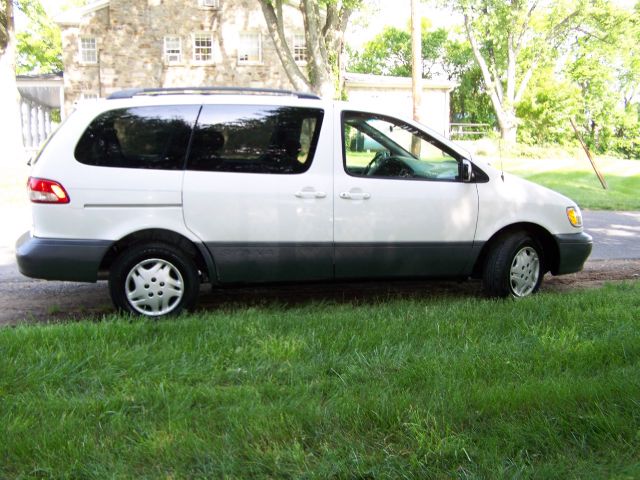 2003 Toyota Sienna X