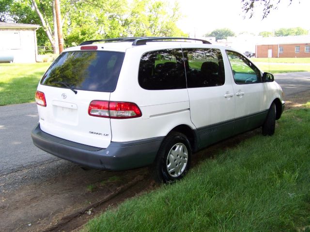 2003 Toyota Sienna X