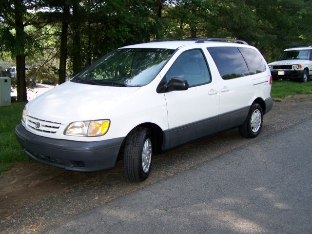 2003 Toyota Sienna X