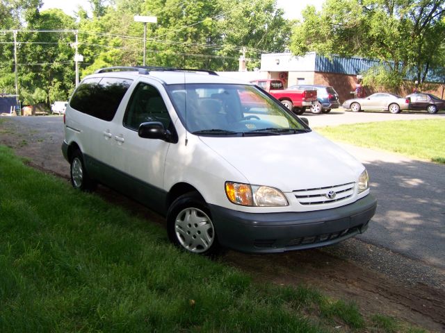 2003 Toyota Sienna X