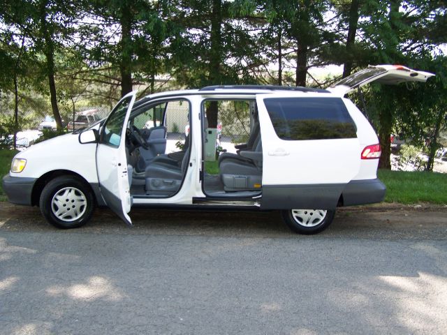 2003 Toyota Sienna X