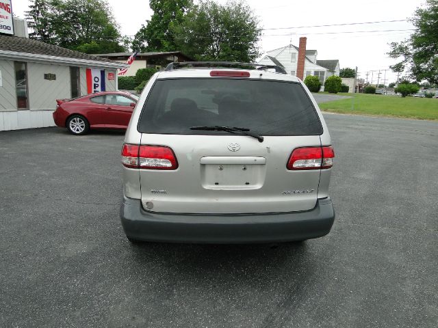 2003 Toyota Sienna SEL Sport Utility 4D