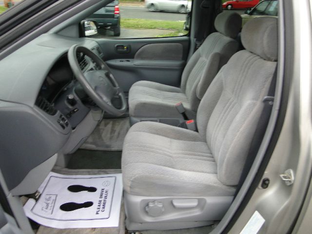 2003 Toyota Sienna SEL Sport Utility 4D