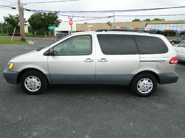 2003 Toyota Sienna SEL Sport Utility 4D