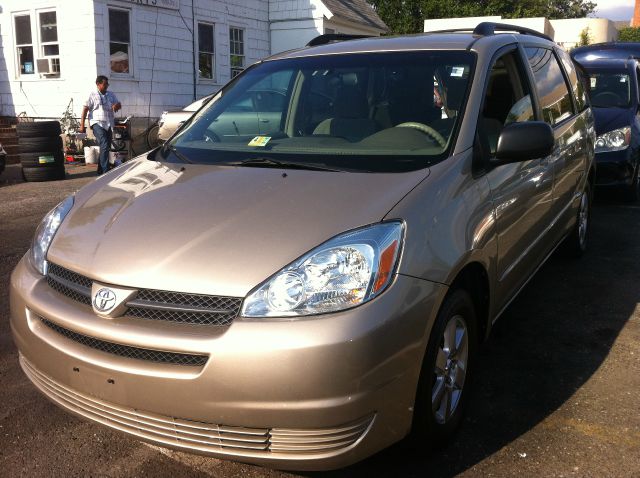 2004 Toyota Sienna Touring - Moonroof