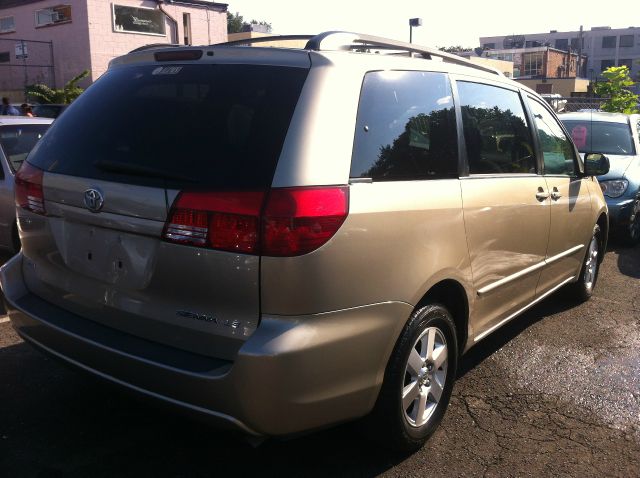 2004 Toyota Sienna Touring - Moonroof