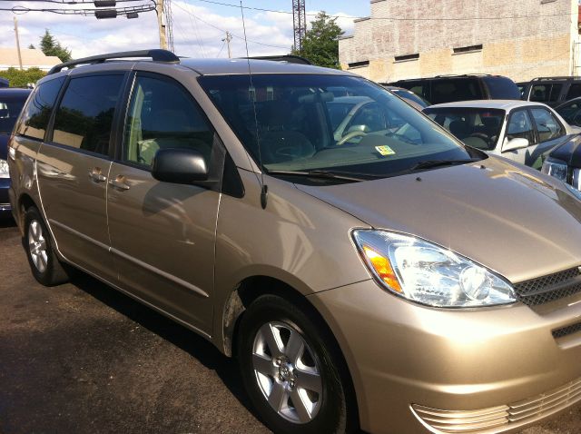 2004 Toyota Sienna Touring - Moonroof