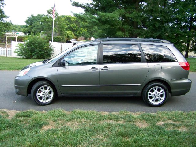 2004 Toyota Sienna 4.6L XLT Sport