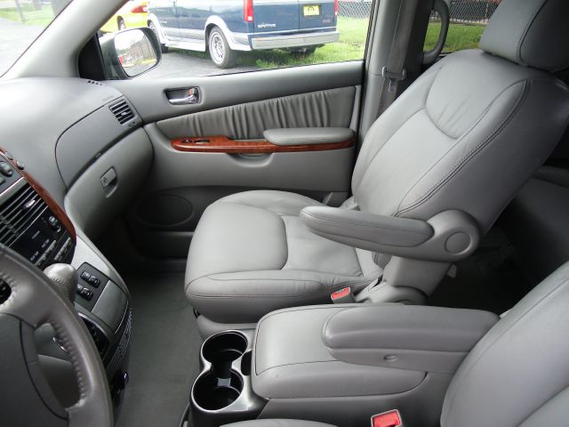 2004 Toyota Sienna SEL Sport Utility 4D