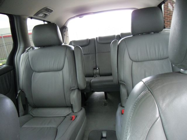 2004 Toyota Sienna SEL Sport Utility 4D