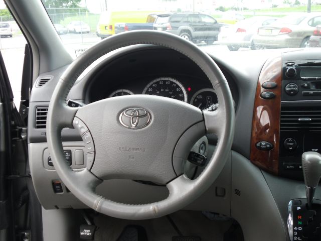 2004 Toyota Sienna SEL Sport Utility 4D