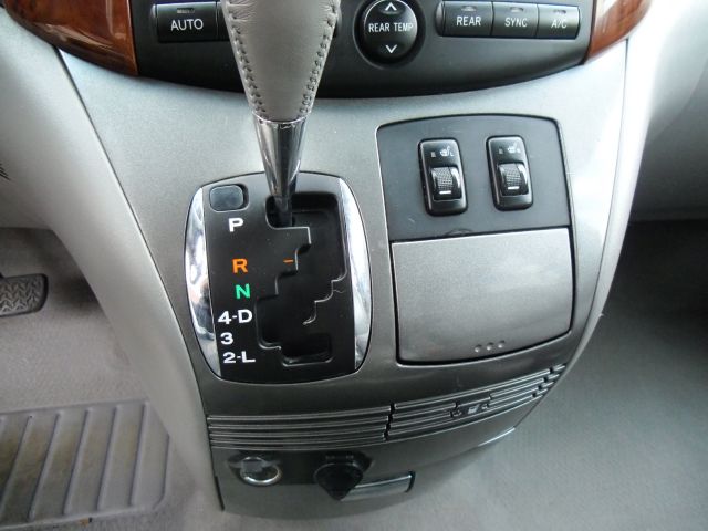 2004 Toyota Sienna SEL Sport Utility 4D