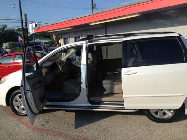 2004 Toyota Sienna SEL Sport Utility 4D