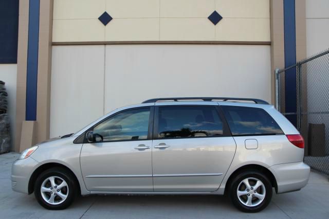 2004 Toyota Sienna Touring - Moonroof