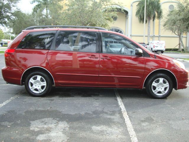 2004 Toyota Sienna Touring - Moonroof