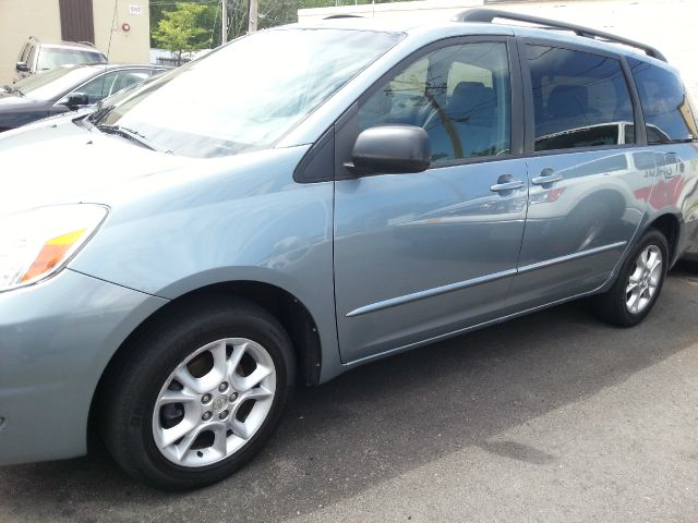 2004 Toyota Sienna 4.6L XLT Sport