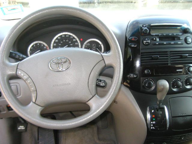 2004 Toyota Sienna Touring - Moonroof