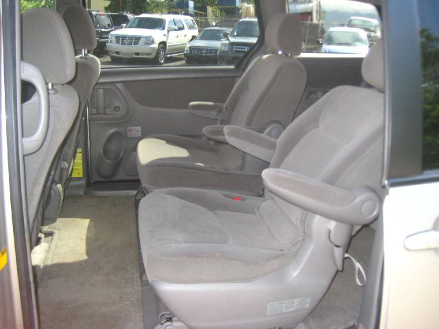 2004 Toyota Sienna Touring - Moonroof