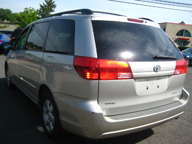 2004 Toyota Sienna Touring - Moonroof