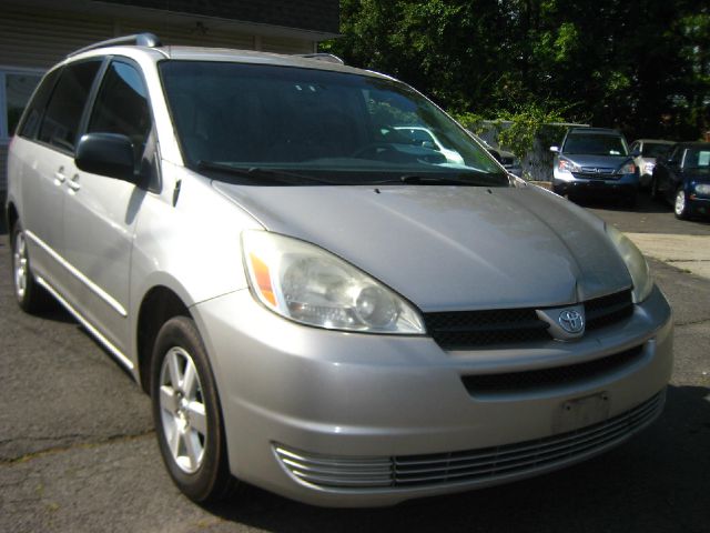 2004 Toyota Sienna Touring - Moonroof