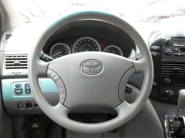 2004 Toyota Sienna X