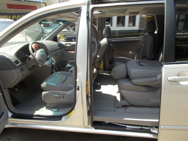 2004 Toyota Sienna SEL Sport Utility 4D